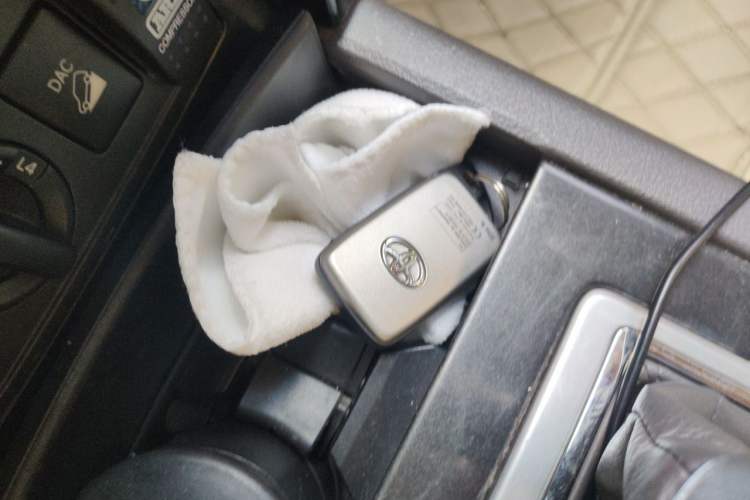 Used Toyota Prado 2017 4000 TXL Dual Airbags Side-Mounted – Middle East Version Vehicle Key
