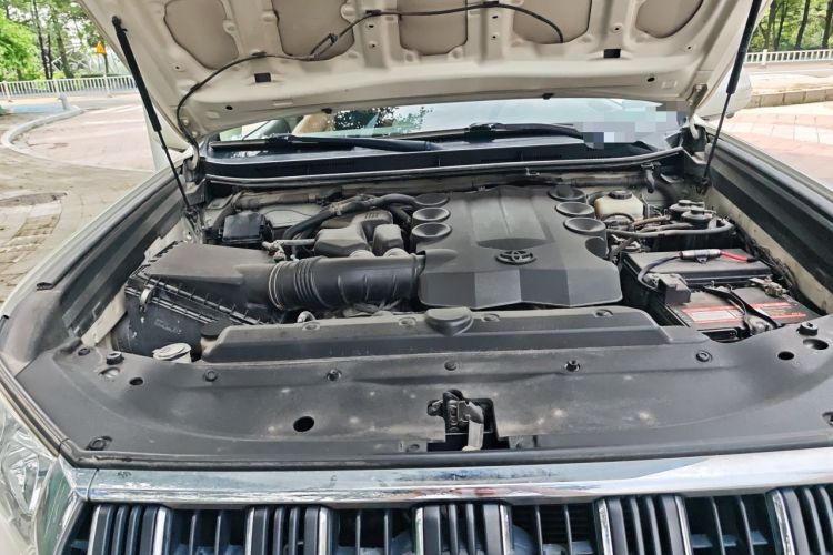 Used Toyota Prado 2017 4.0L U.S.-Spec Version 7 Seats Engine Bay