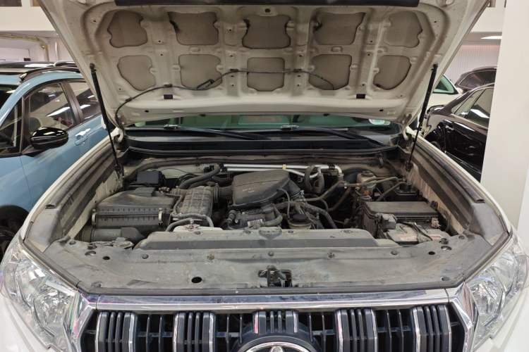 Used Toyota Prado 2017 2.7L Automatic 2700 Gasoline 4x4 7-Seater – Middle East Version Engine Bay