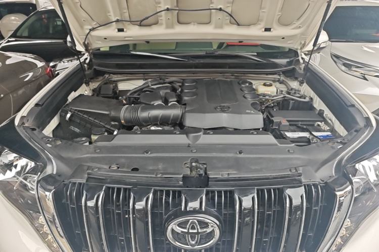 Used Toyota Prado 2017 4000 TXL Dual Airbags Side-Mounted – Middle East Version Engine Bay