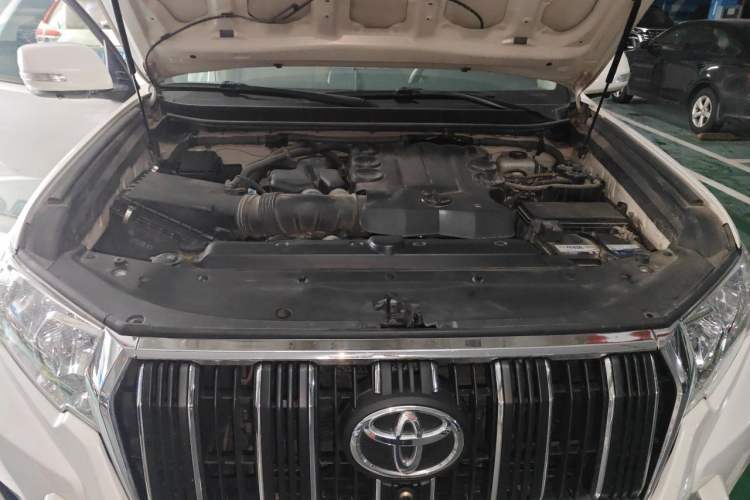 Used Toyota Prado 2017 4000 TXL Dual Airbags Side-Mounted – Middle East Version Engine Bay