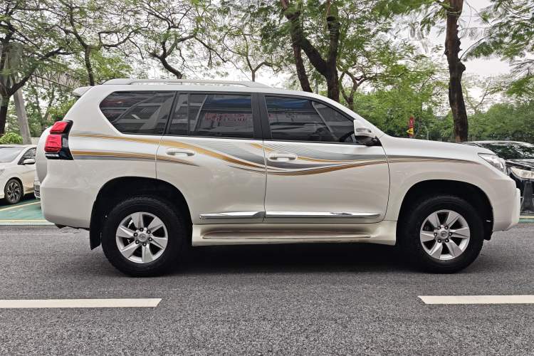 Used Toyota Prado 2017 2.7L Automatic 2700 Gasoline 4x4 7-Seater – Middle East Version Exterior 2