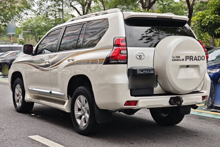 Used Toyota Prado 2017 2.7L Automatic 2700 Gasoline 4x4 7-Seater – Middle East Version Exterior 3