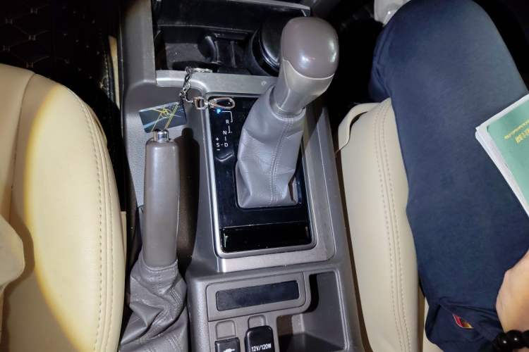 Used Toyota Prado 2017 4.0L U.S.-Spec Version 7 Seats Gear Lever