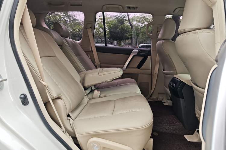 Used Toyota Prado 2017 2.7L Automatic 2700 Gasoline 4x4 7-Seater – Middle East Version Interior 2