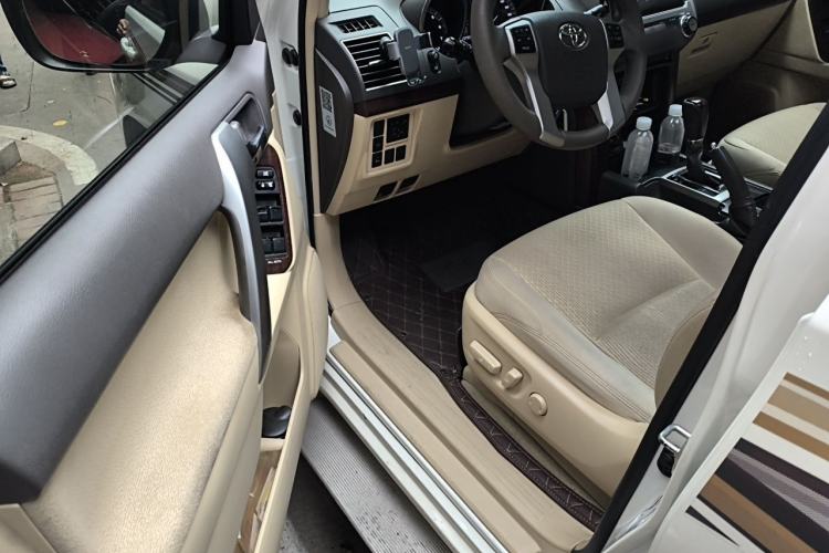 Used Toyota Prado 2017 2700 VX with Nine Airbags Outboard Mount – Middle East Version Interior 3