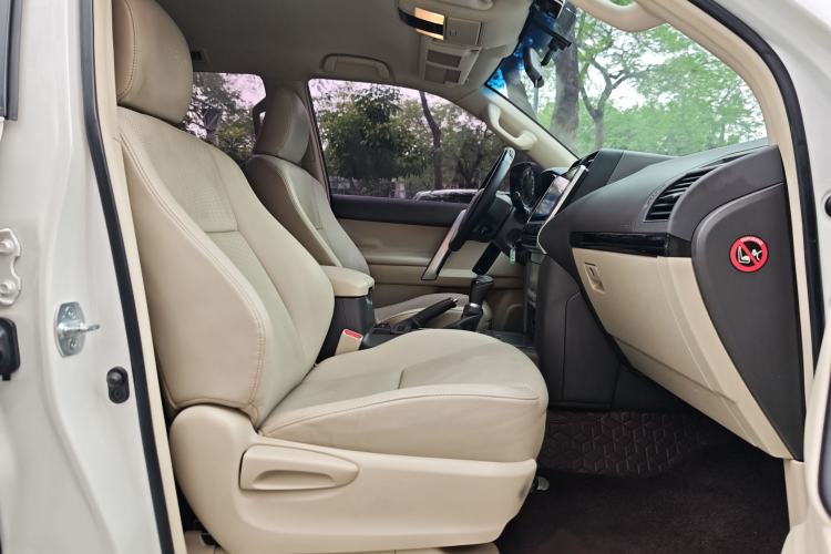 Used Toyota Prado 2017 2.7L Automatic 2700 Gasoline 4x4 7-Seater – Middle East Version Interior 4