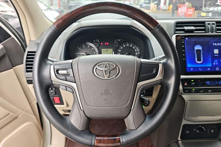 Used Toyota Prado 2017 2.7L Automatic 2700 Gasoline 4x4 7-Seater – Middle East Version Interior 6