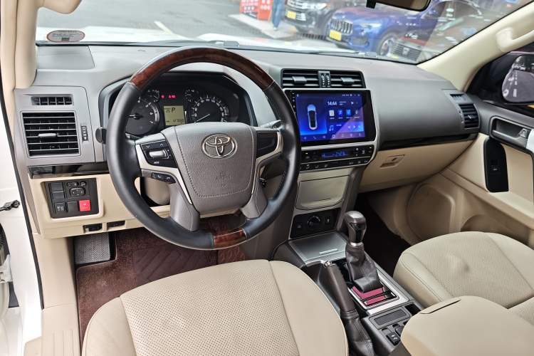 Used Toyota Prado 2017 2.7L Automatic 2700 Gasoline 4x4 7-Seater – Middle East Version Interior 7
