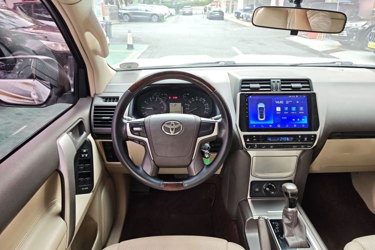 Used Toyota Prado 2017 2.7L Automatic 2700 Gasoline 4x4 7-Seater – Middle East Version Interior 8