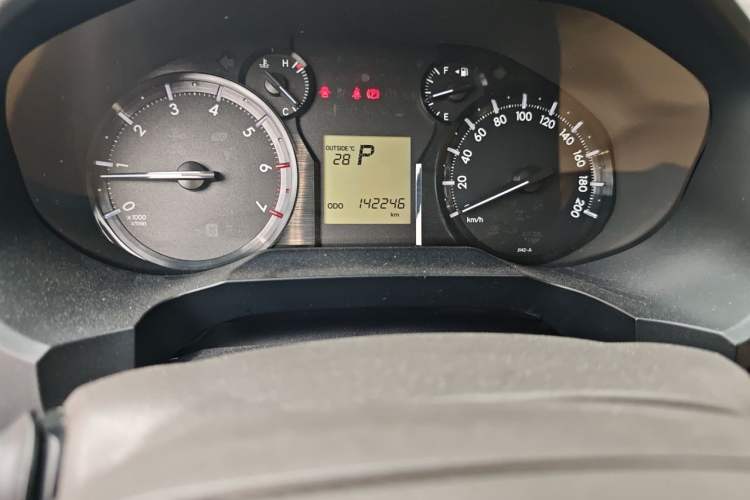 Used Toyota Prado 2017 4.0L U.S.-Spec Version 7 Seats Odometer Close Up