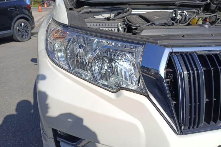 Used Toyota Prado 2017 2.7L Automatic 2700 Gasoline 4x4 7-Seater – Middle East Version Right Front Headlight