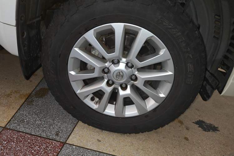 Used Toyota Prado  Right Front Wheel Hub