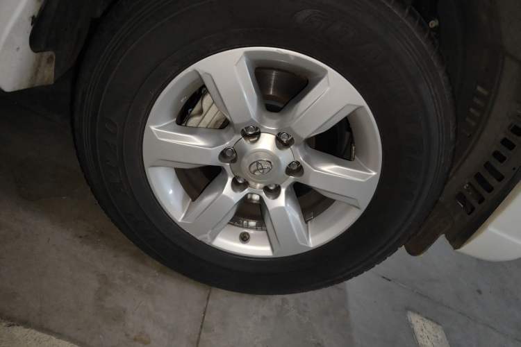 Used Toyota Prado  Right Front Wheel Hub