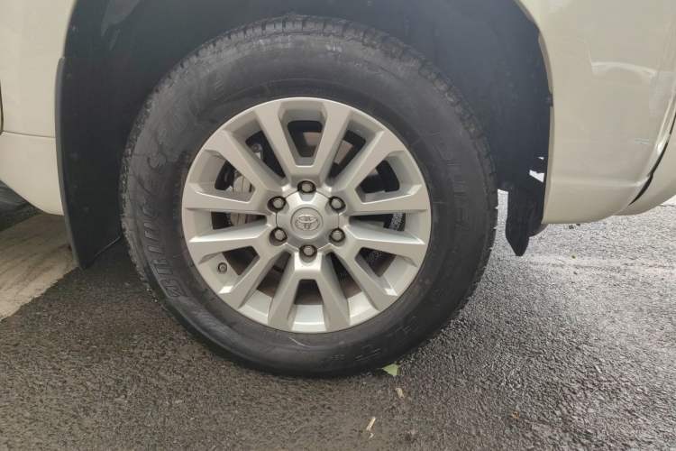 Used Toyota Prado  Right Front Wheel Hub