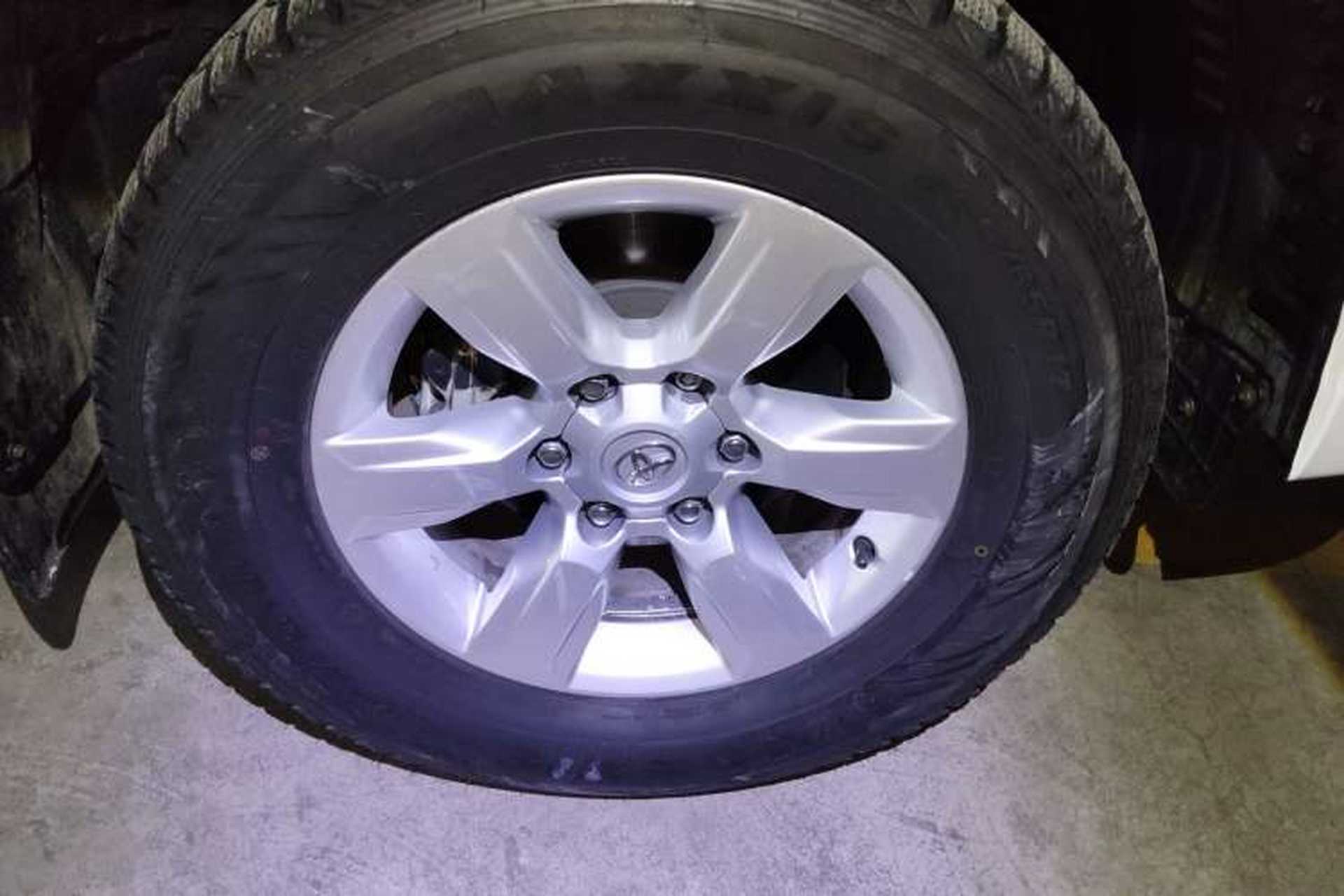 Used Toyota Prado  Right Front Wheel Hub