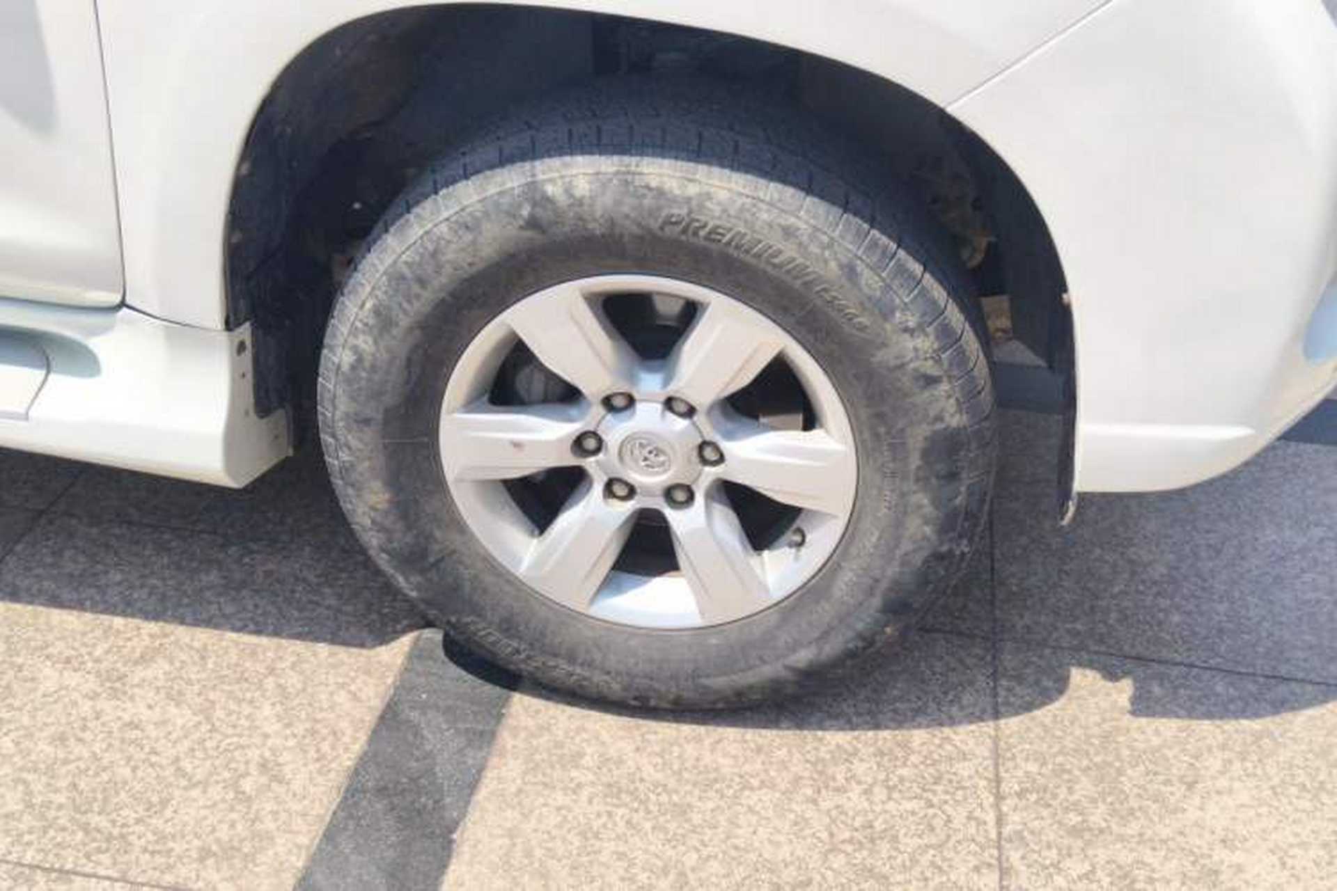 Used Toyota Prado  Right Front Wheel Hub