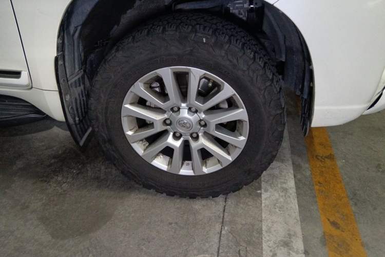 Used Toyota Prado  Right Front Wheel Hub