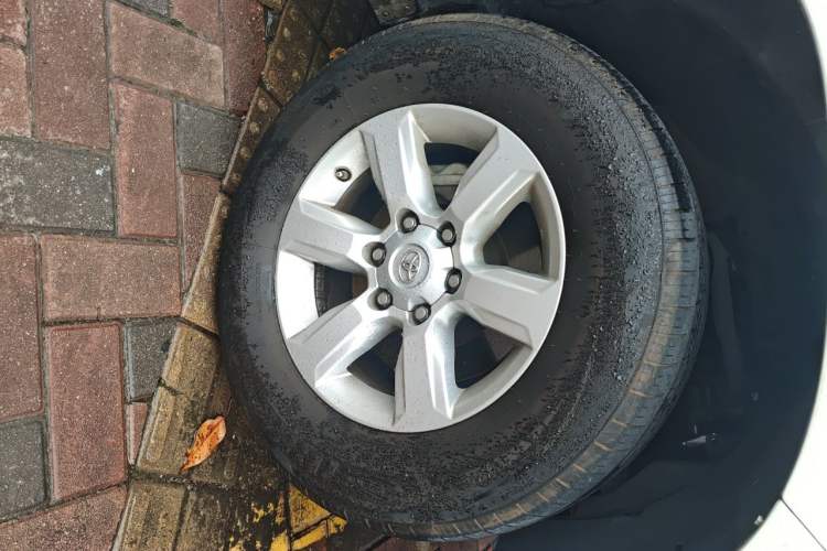 Used Toyota Prado  Right Front Wheel Hub