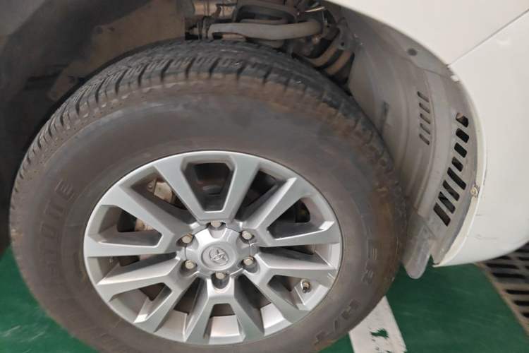 Used Toyota Prado 2017 4000 TXL Dual Airbags Side-Mounted – Middle East Version Right Front Wheel Hub