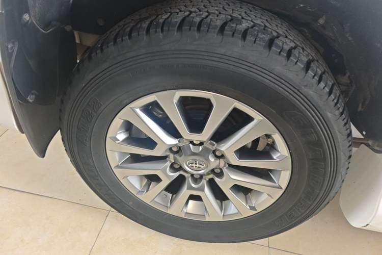 Used Toyota Prado 2017 4000 TXL Dual Airbags Side-Mounted – Middle East Version Right Rear Wheel Hub