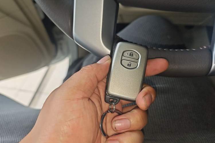 Used Toyota Prado 2017 4000 TXL Dual Airbags Side-Mounted – Middle East Version Vehicle Key