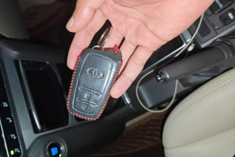 Used Toyota Prado 2017 4000 TXL Dual Airbags Side-Mounted – Middle East Version Vehicle Key