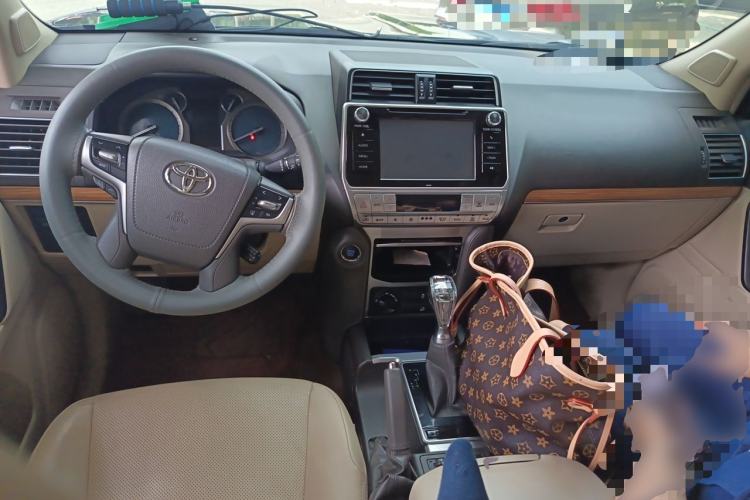 Used Toyota Prado 2018 3.5L Automatic TX-L Center Console