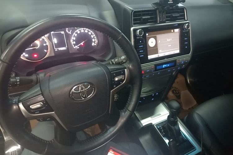 Used Toyota Prado 2018 3.5L Automatic TX-L Center Console