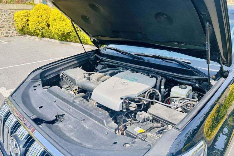 Used Toyota Prado 2018 3.5L Automatic TX-L with Rear-Mounted Spare Tire Engine Bay