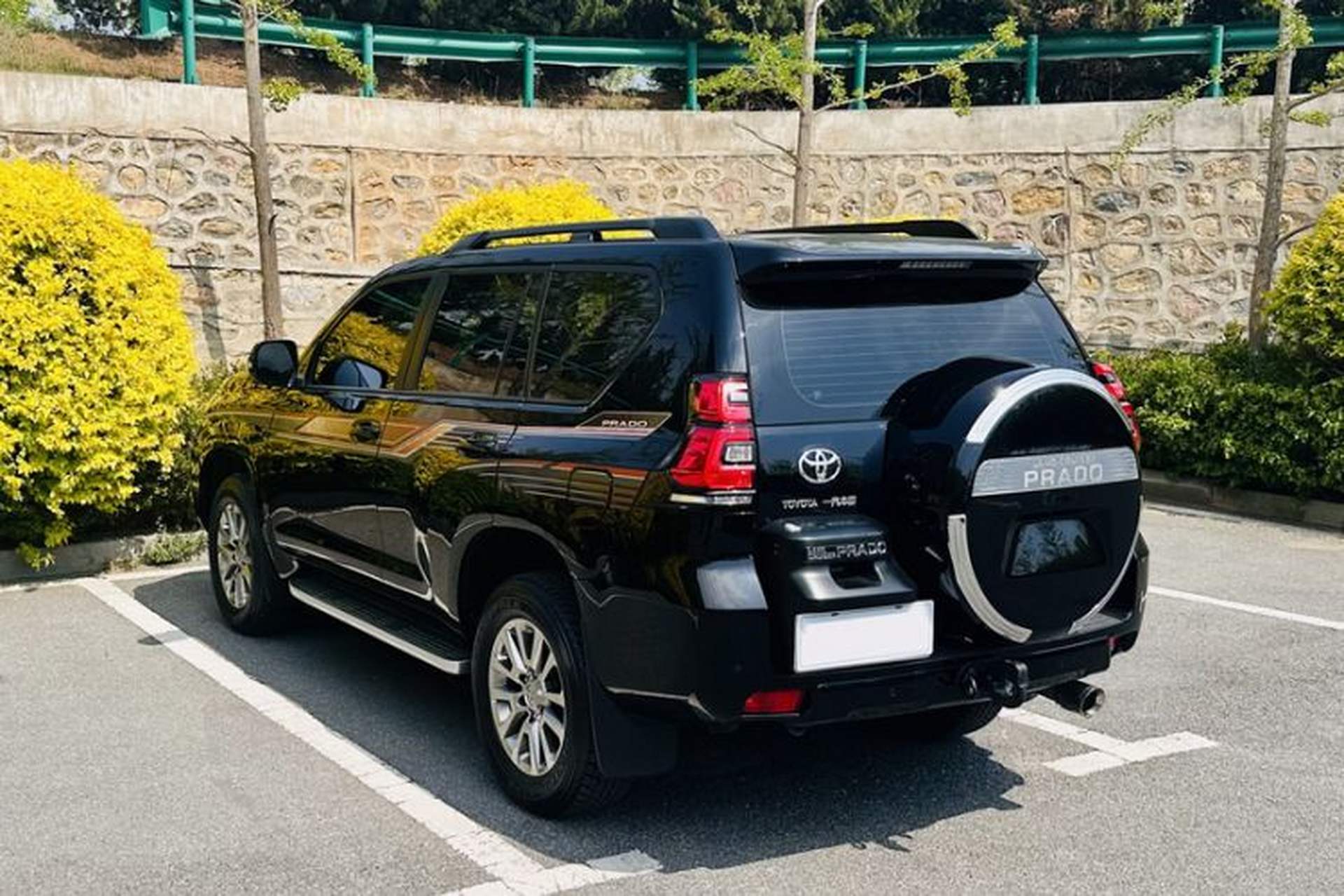 Used Toyota Prado 2018 3.5L Automatic TX-L with Rear-Mounted Spare Tire Exterior 4