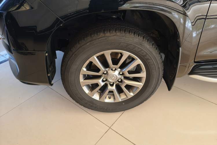 Used Toyota Prado 2018 3.5L Automatic TX-L with Rear-Mounted Spare Tire Left Front Wheel Hub