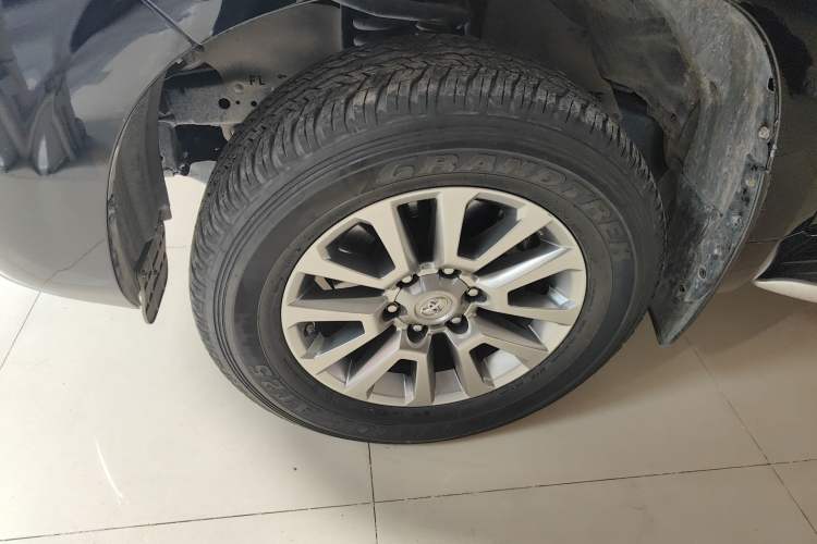 Used Toyota Prado 2018 3.5L Automatic TX-L with Rear-Mounted Spare Tire Left Front Wheel Hub