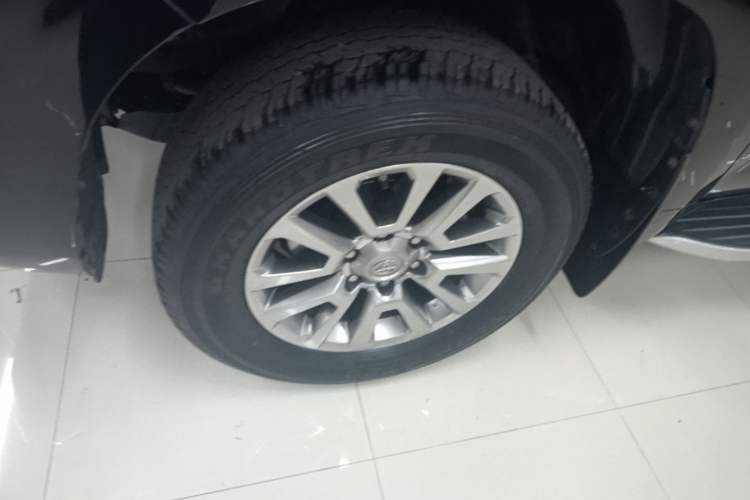 Used Toyota Prado 2018 3.5L Automatic TX-L Left Front Wheel Hub