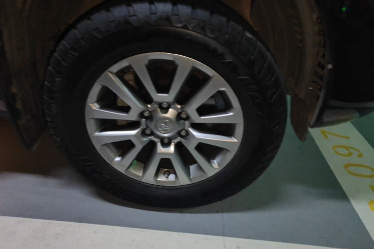 Used Toyota Prado 2018 3.5L Automatic TX-L with Rear-Mounted Spare Tire Right Front Wheel Hub