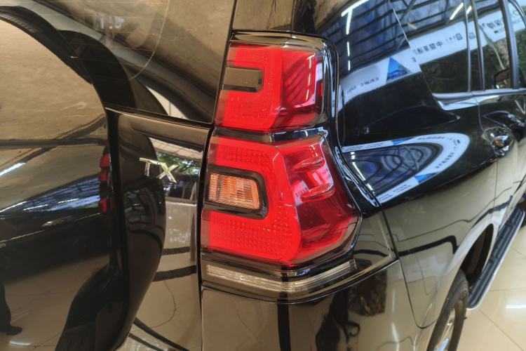 Used Toyota Prado 2018 3.5L Automatic TX-L with Rear-Mounted Spare Tire Right Rear Taillight