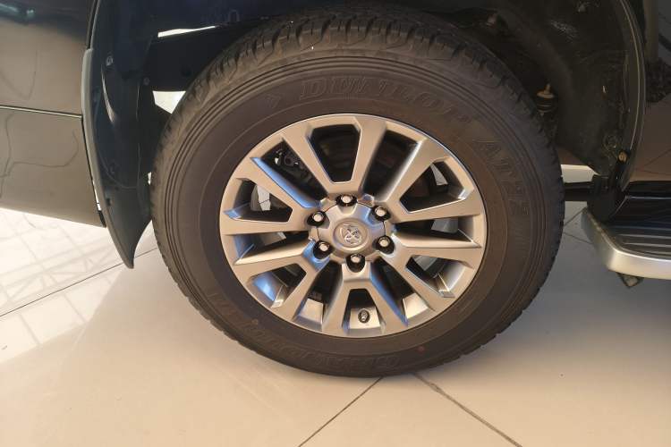 Used Toyota Prado 2018 3.5L Automatic TX-L with Rear-Mounted Spare Tire Right Rear Wheel Hub