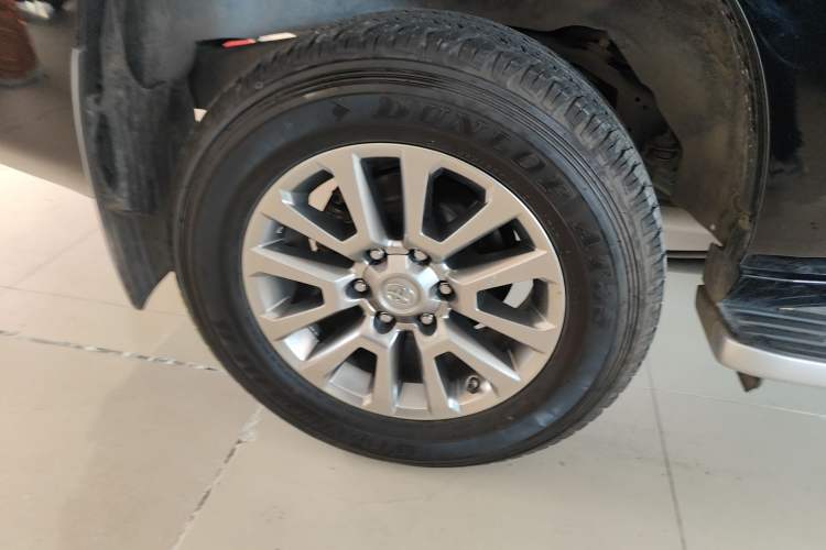 Used Toyota Prado 2018 3.5L Automatic TX-L with Rear-Mounted Spare Tire Right Rear Wheel Hub