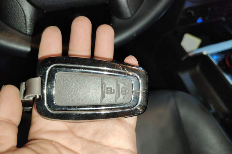 Used Toyota Prado 2018 3.5L Automatic TX-L with Rear-Mounted Spare Tire Vehicle Key