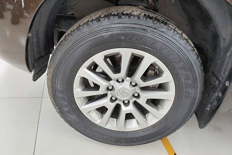 Used Toyota Prado 2018 3.5L Automatic TX-L with Rear-Mounted Spare Tire Left Front Wheel Hub