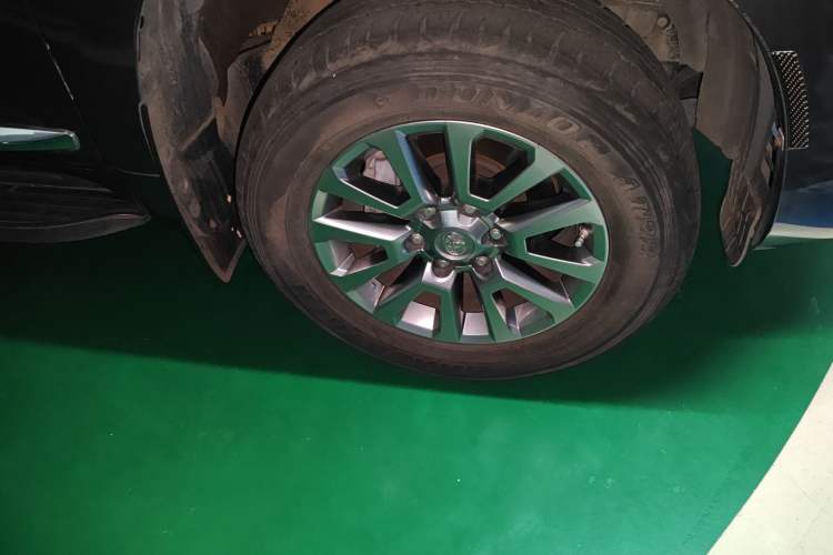 Used Toyota Prado  Right Front Wheel Hub