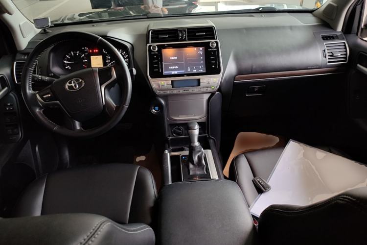 Used Toyota Prado 2018 3.5L Automatic TX Center Console