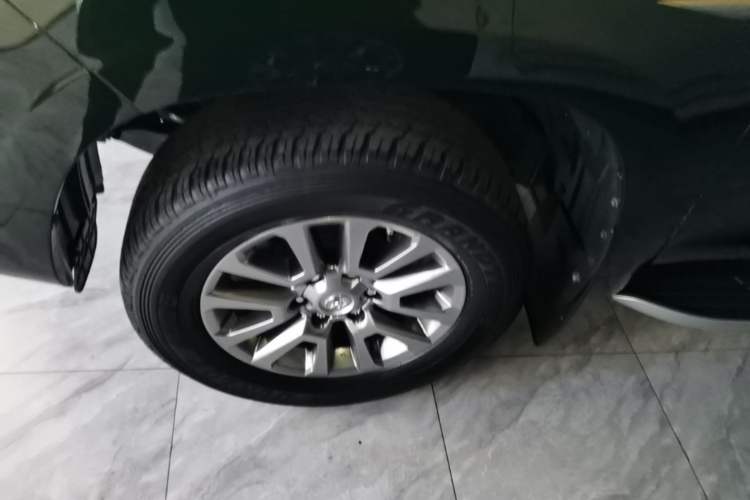Used Toyota Prado 2018 3.5L Automatic TX-L Left Front Wheel Hub