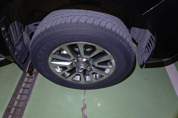 Used Toyota Prado 2018 3.5L Automatic TX-L with Rear-Mounted Spare Tire Right Front Wheel Hub