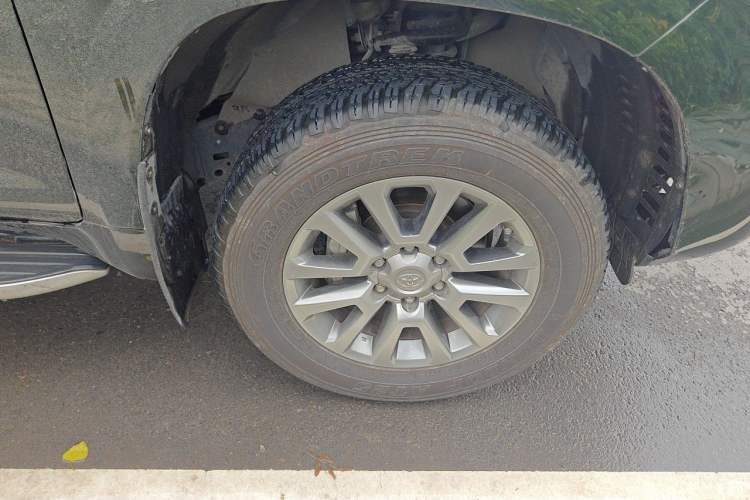 Used Toyota Prado 2018 3.5L Automatic TX-L with Rear-Mounted Spare Tire Right Front Wheel Hub