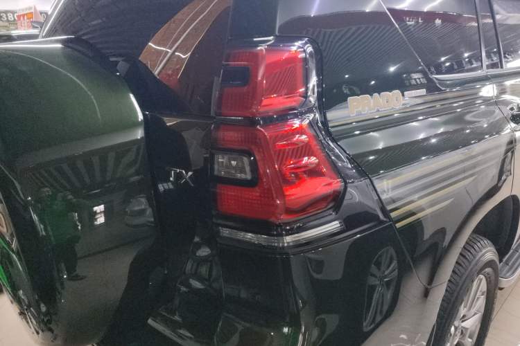 Used Toyota Prado 2018 3.5L Automatic TX-L NAVI with Rear-Mounted Spare Tire Right Rear Taillight