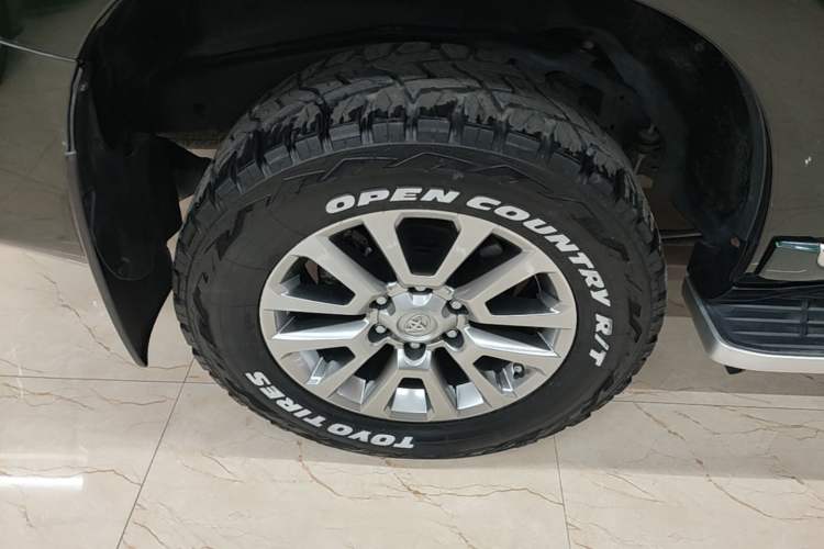 Used Toyota Prado 2018 3.5L Automatic TX-L with Rear-Mounted Spare Tire Right Rear Wheel Hub