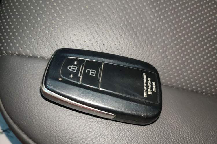 Used Toyota Prado 2018 3.5L Automatic TX-L with Rear-Mounted Spare Tire Vehicle Key