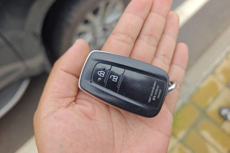 Used Toyota Prado 2018 3.5L Automatic TX-L with Rear-Mounted Spare Tire Vehicle Key