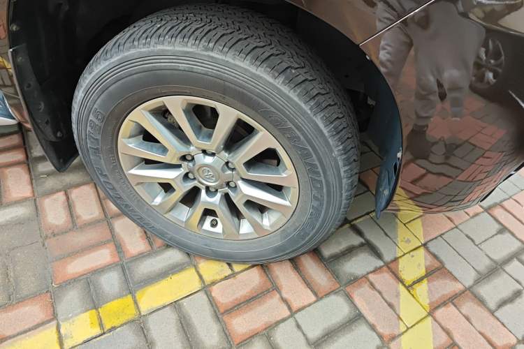 Used Toyota Prado 2018 3.5L Automatic VX NAVI with Rear-Mounted Spare Tire Right Front Wheel Hub